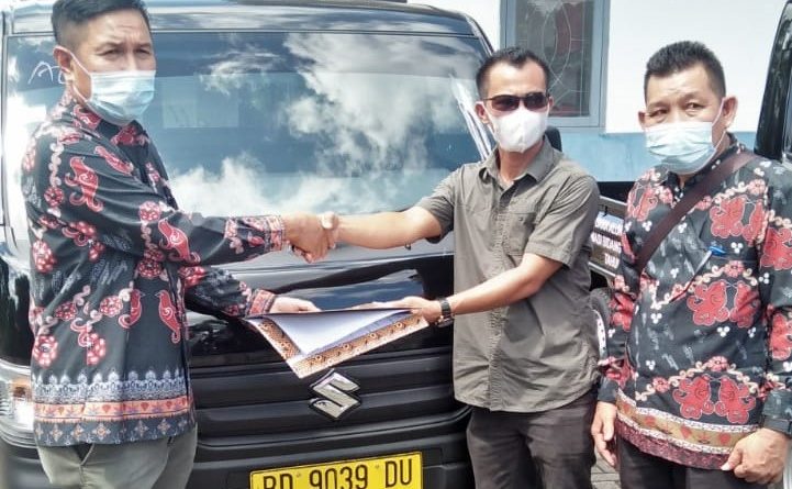 Plt Kepala Dinas Perhubungan BU menyerahkan dokumen dan unit kendaraan