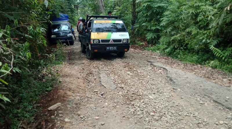 Jalan rusak di desa Kota Lekat Mudik, Air Baus I Kecamatan Hulu Palik Bengkulu Utara