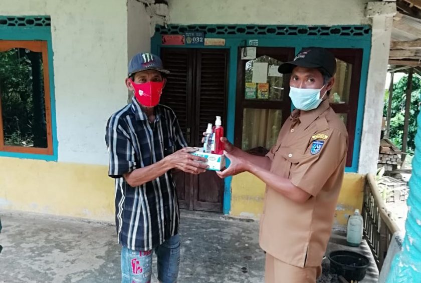 Pembagian masker