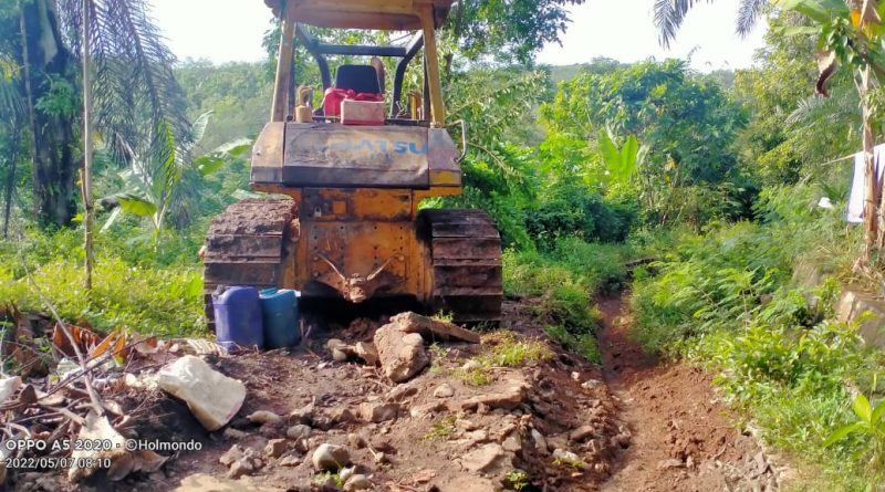 Pembukaan badan jalan desa datar macang