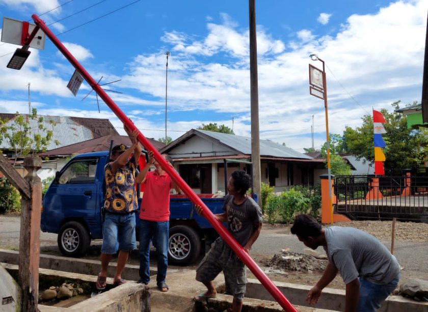 Pemasangan lampu jalan Dana Desa Taba Telbilang