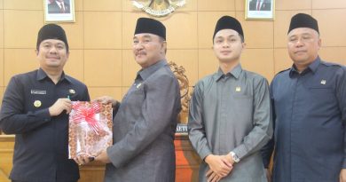 Ketua DPRD BU saat menyerahkan Perda