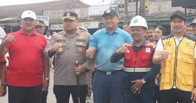 Ketua DPRD BU saat mengikuti titik nol jalan lingkungan pasar Purwodadi Arga Makmur