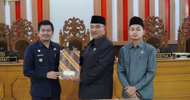 Ketua DPRD BU serahkan dokumen pengesahasan Raperda RPJMD